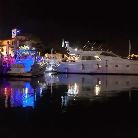 Πλωτό κατάλυμα Yacht Experience *